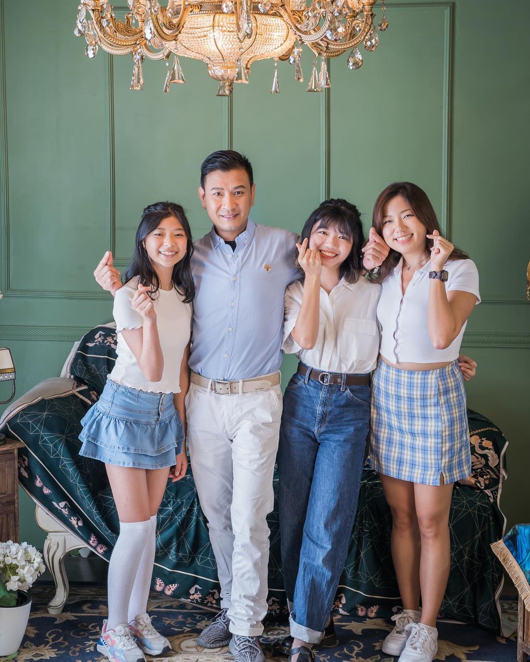 楊卓娜老公楊志翹與3名女兒的合照。