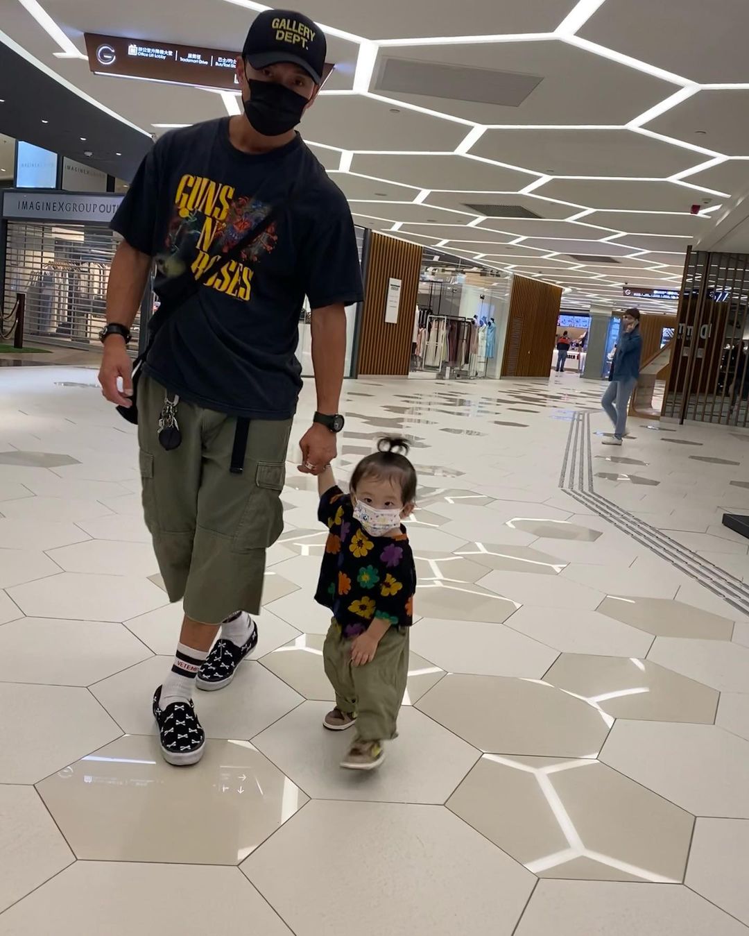 陳山聰在社交平台上分享與囝囝的親子時光。