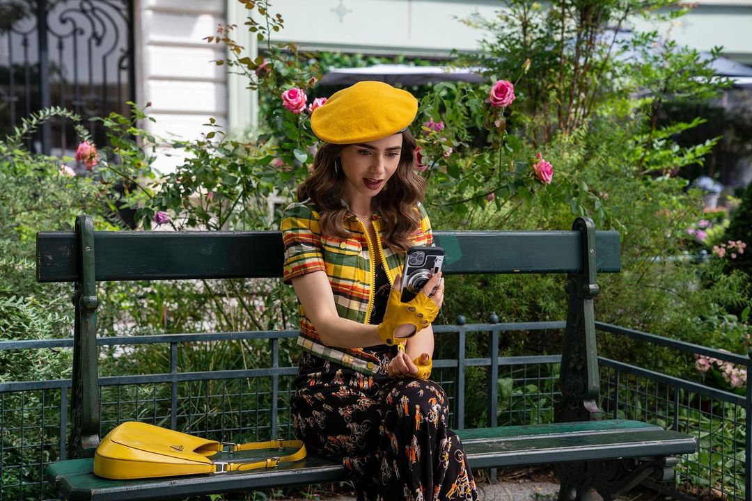 《Emily in Paris》中的穿搭一直受到不少關注。