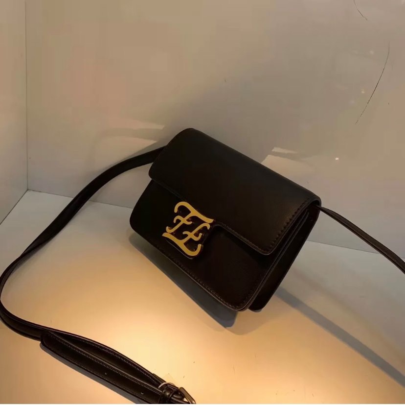 投資一款黑色經典包絕對是值回票價