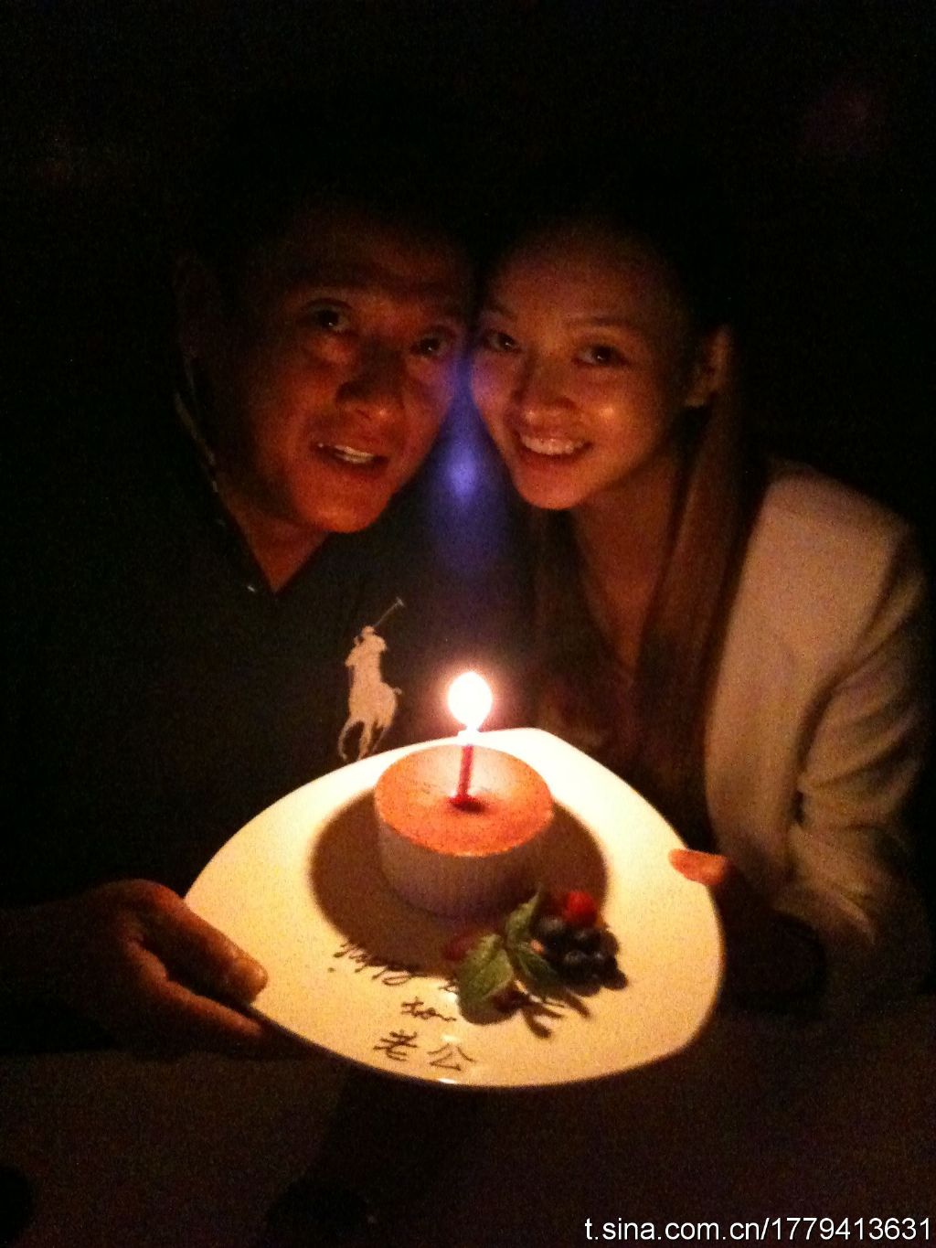 魏駿傑與前妻張利華一同慶祝生日。