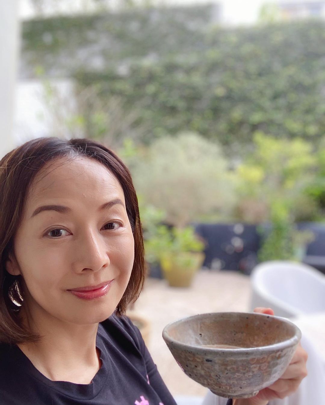 毛姐透露自己每天起床後第一件事就是喝一杯溫水