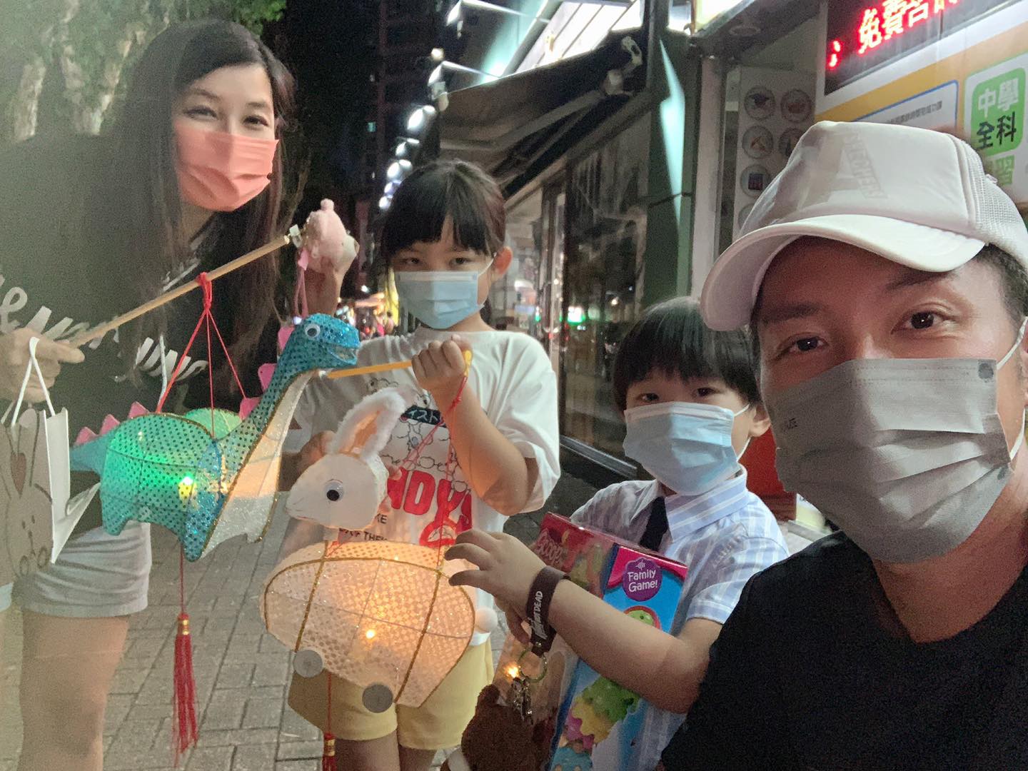 麥雅緻拿住恐龍燈籠,與張頴康及一對仔女玩得非常開心