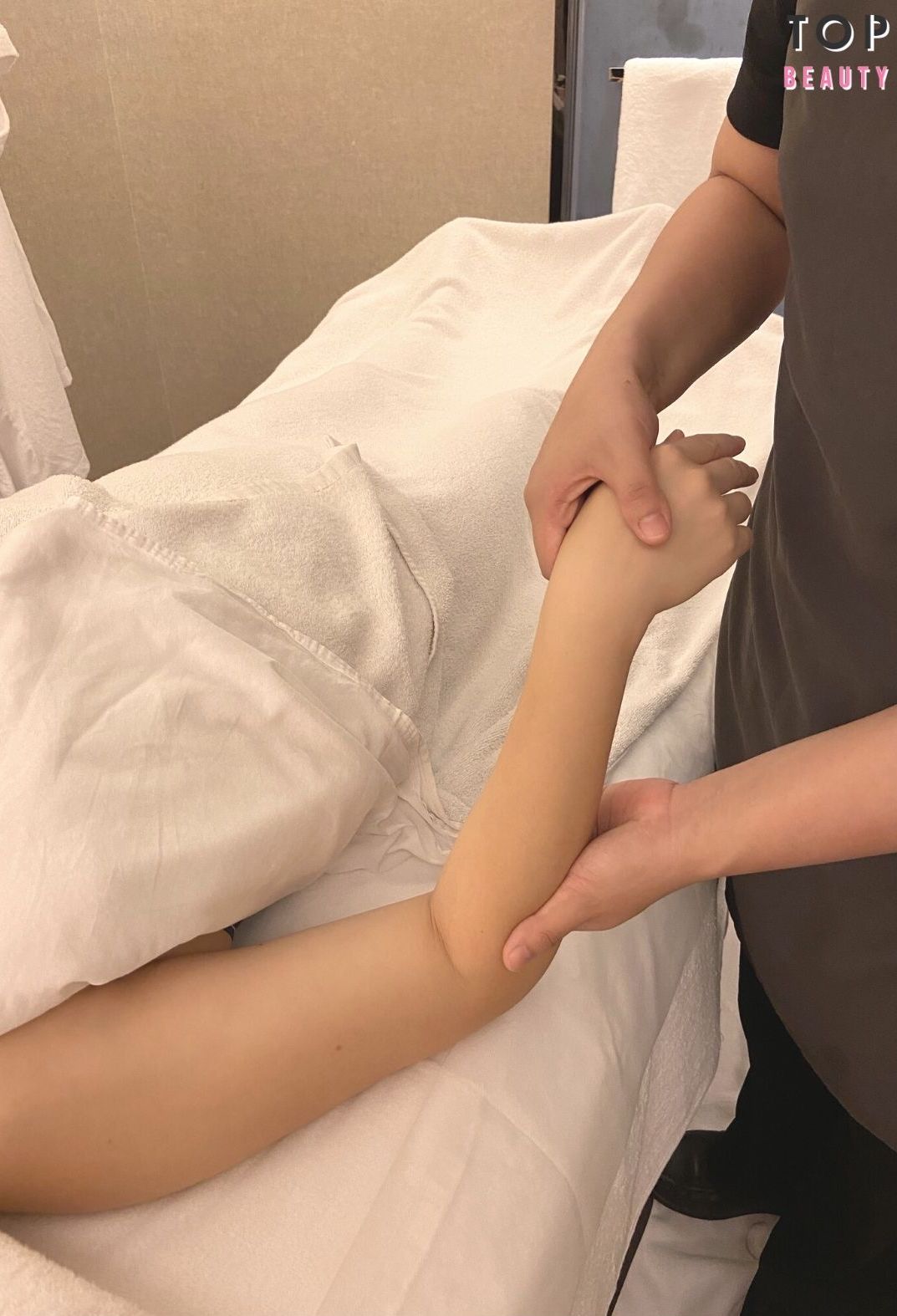 美容師一邊為我做手足部按摩,簡直像貴妃級的享受