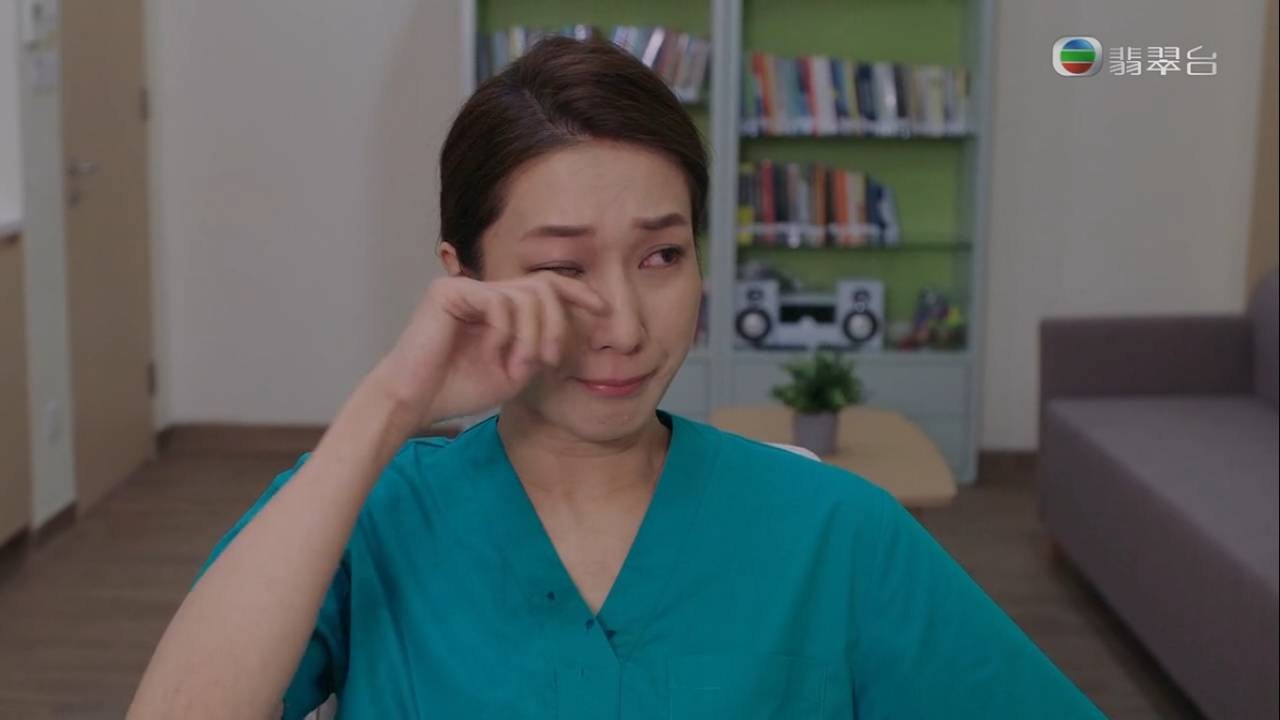 《星空下的仁醫》鍾嘉欣難忍淚水。