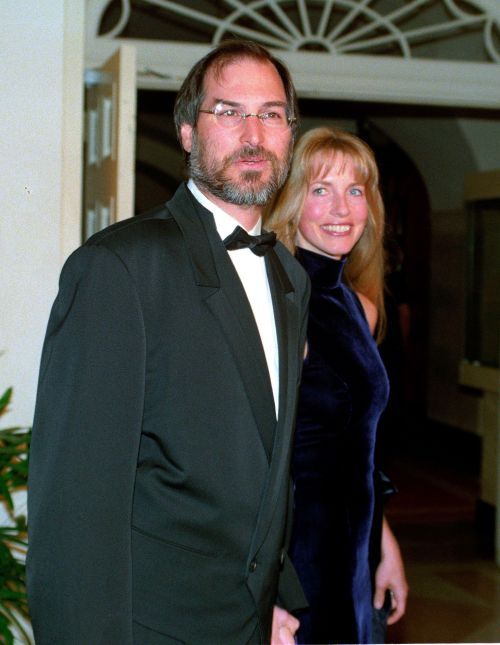喬布斯與Laurene Powell Jobs去晚宴的照片。
