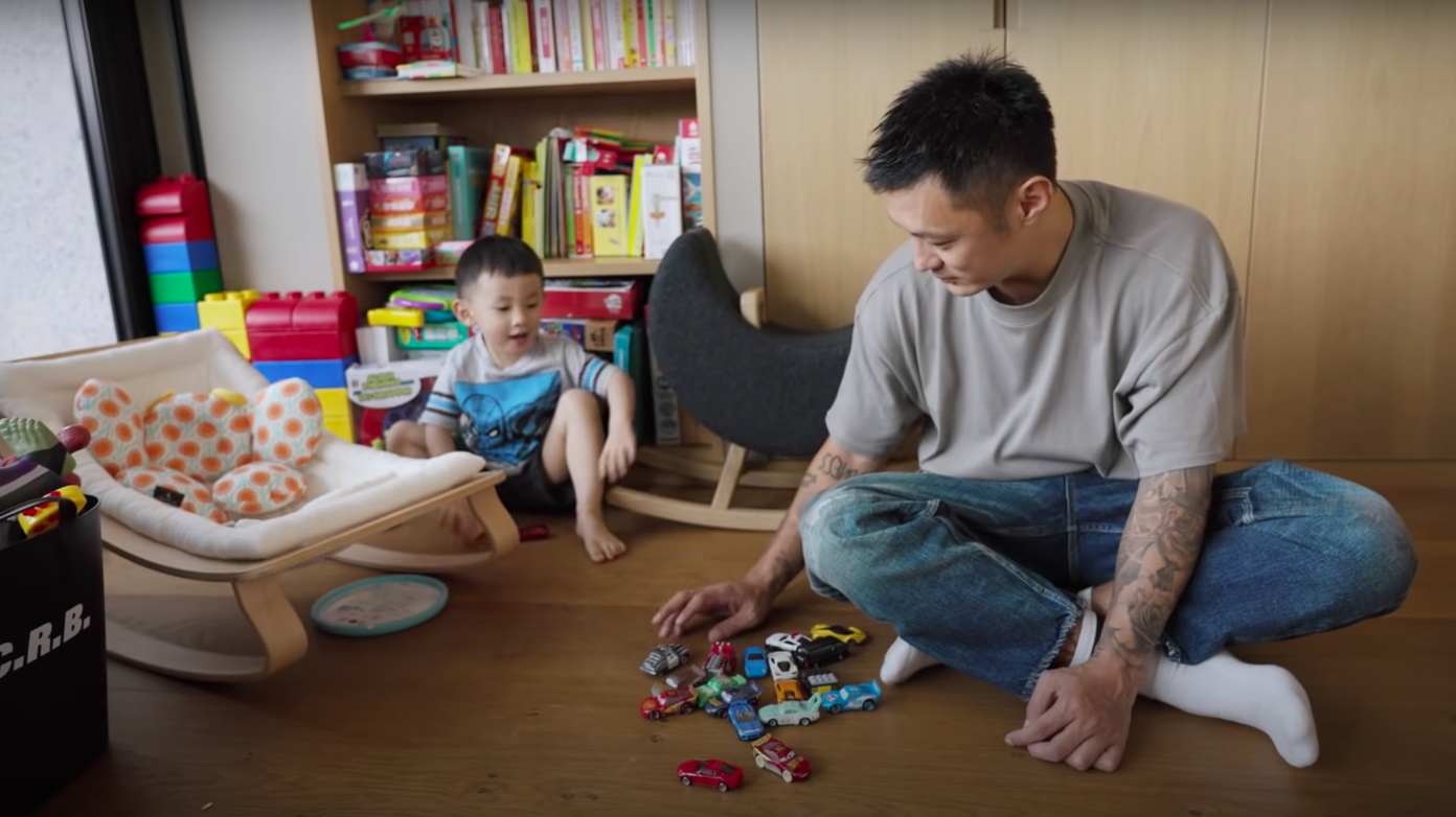 影片中可見余文樂還會陪3歲的兒子Cody玩玩具車