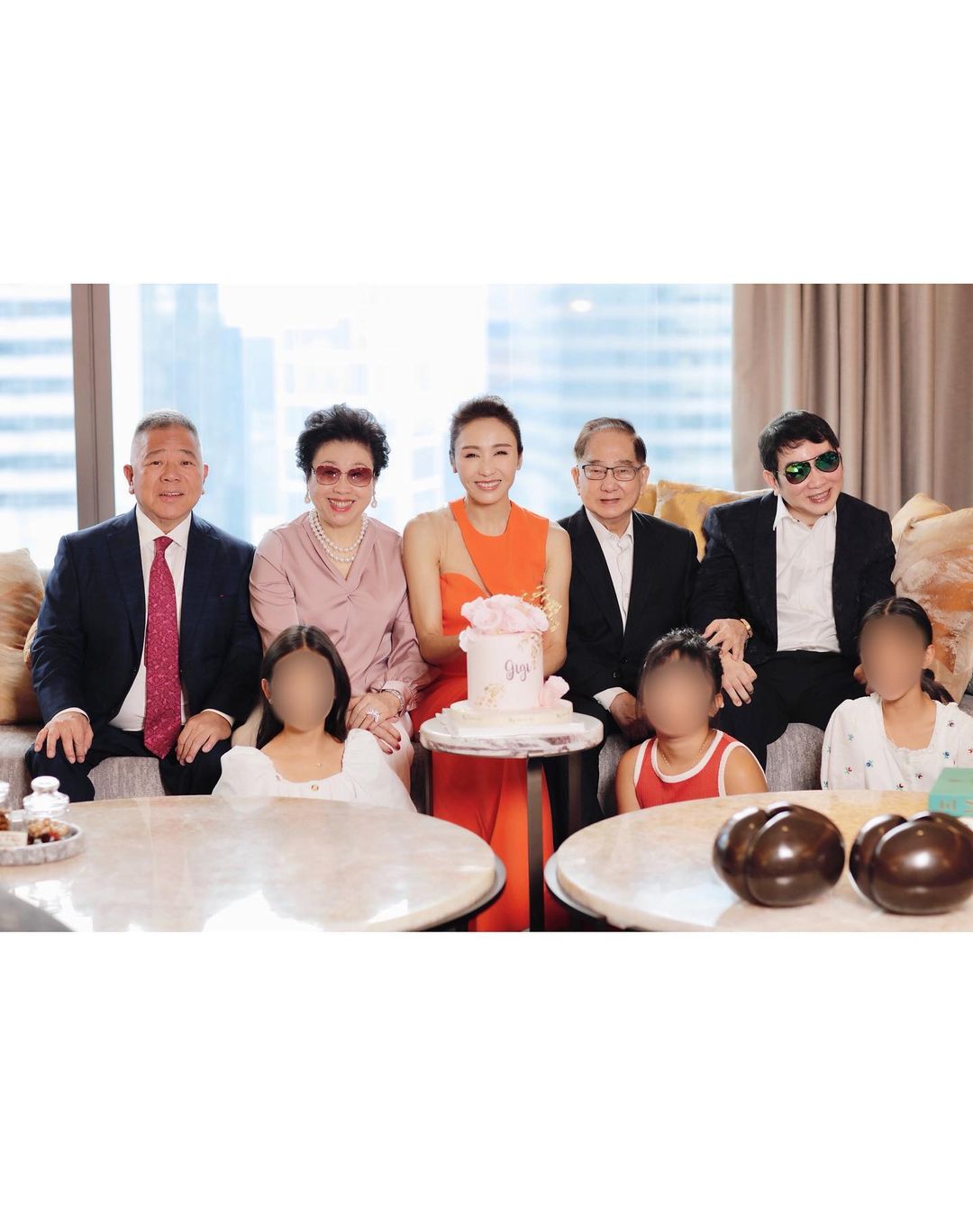 黎姿Gigi(現名馬黎珈而)與一家人合照慶祝生日。