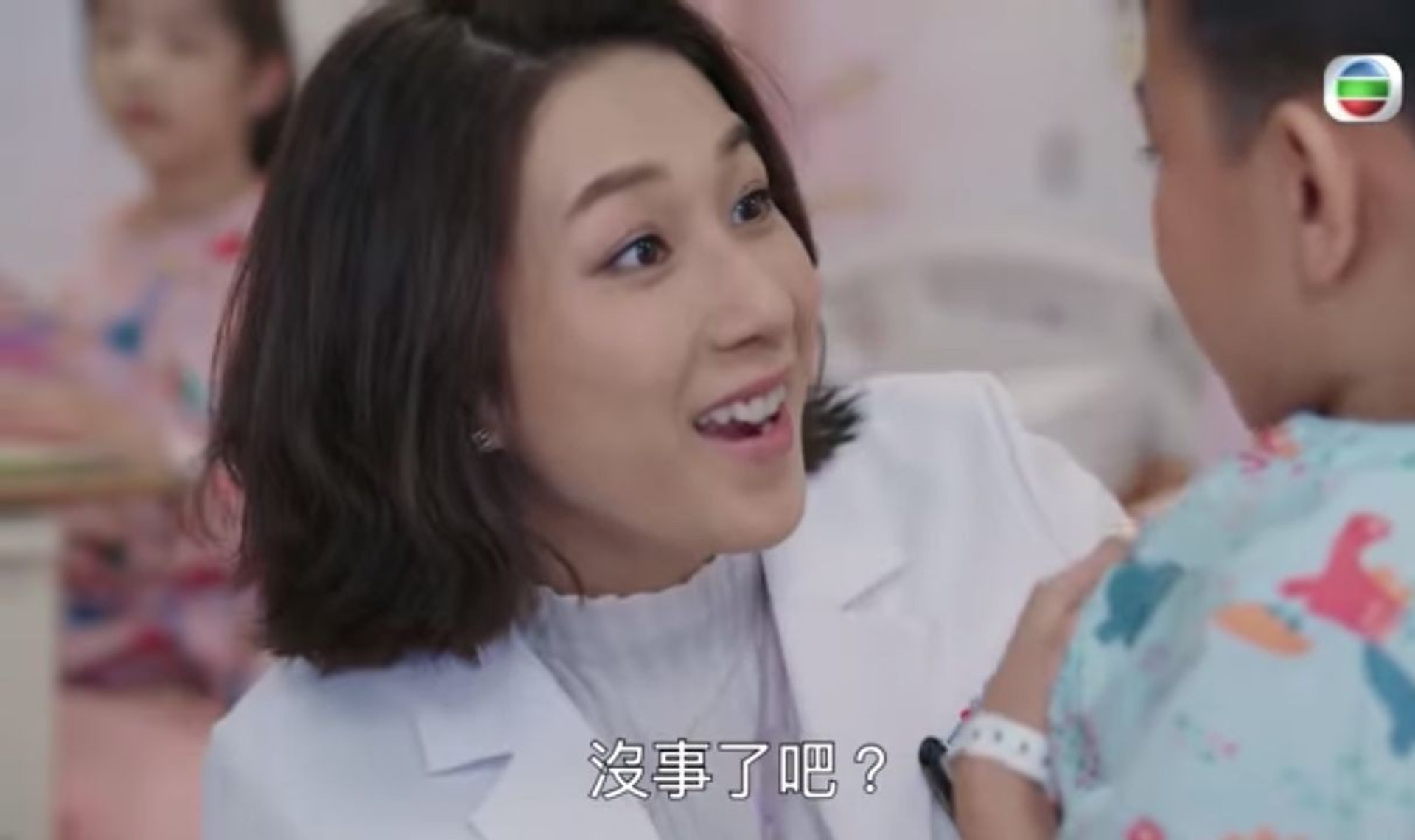 鍾嘉欣眼神充滿母愛