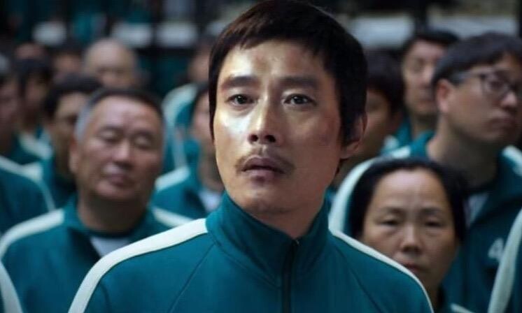 《魷魚遊戲》並未解釋李秉憲飾演的黃仁昊在贏了獎金後為何會成為遊戲負責人