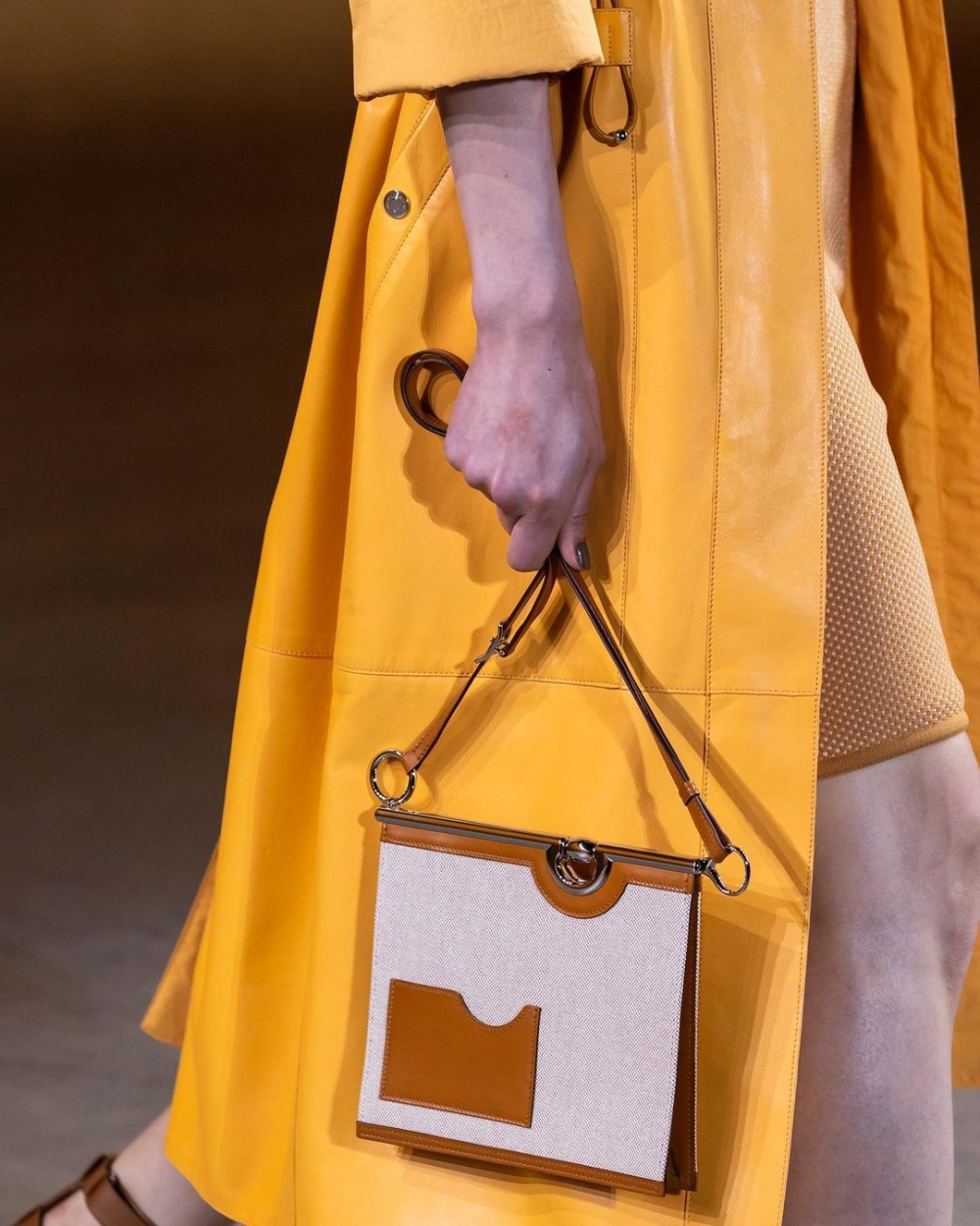 Hermès 袋款以方型扁身的簡潔設計