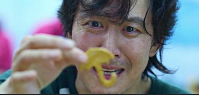 李政宰在《魷魚遊戲》中飾演成奇勳在椪糖遊戲中狂舔椪糖才過關