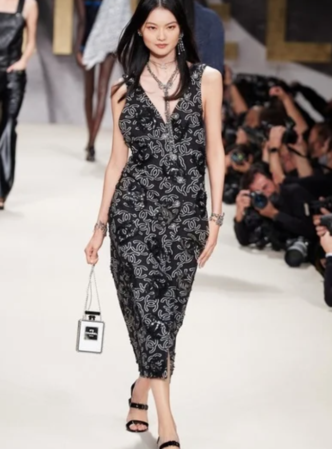 Chanel N°5 的香水樽形的手袋設計