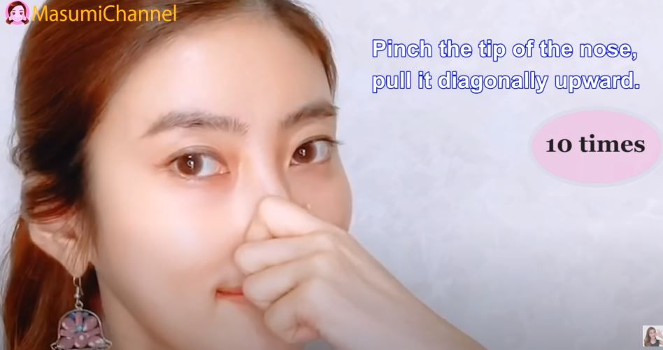 用姆指及食指做捏著鼻子的動作