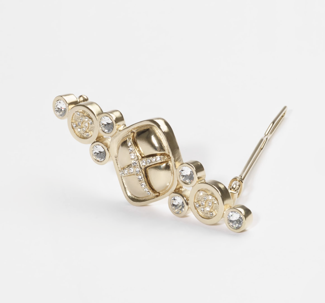 Chanel 品牌名字及雙C logo刻在金色髮夾上