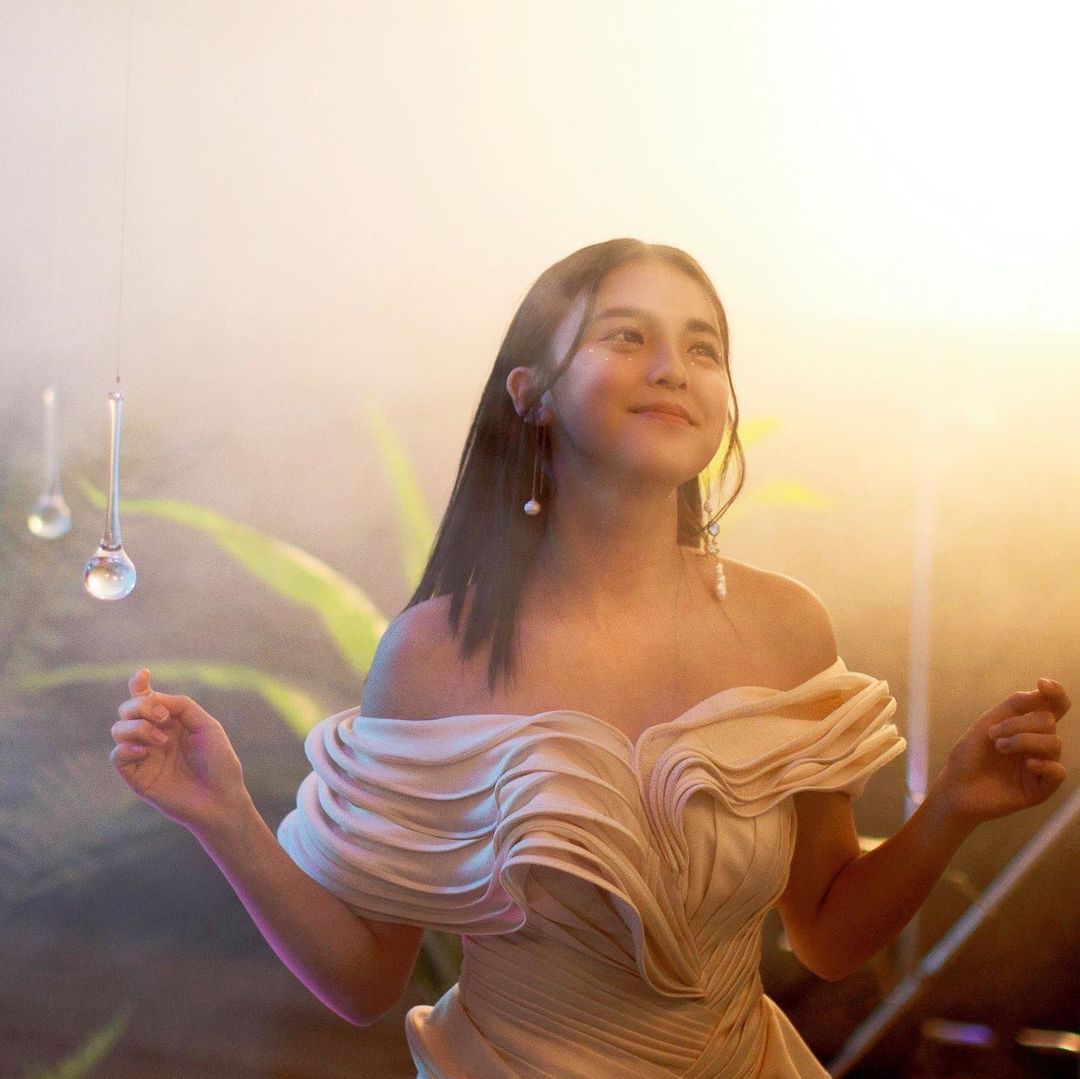 Chantel擁有得天獨厚的完美聲線,參加《聲夢傳奇》期間憑著翻唱歌曲《戀愛預告》而備受矚目