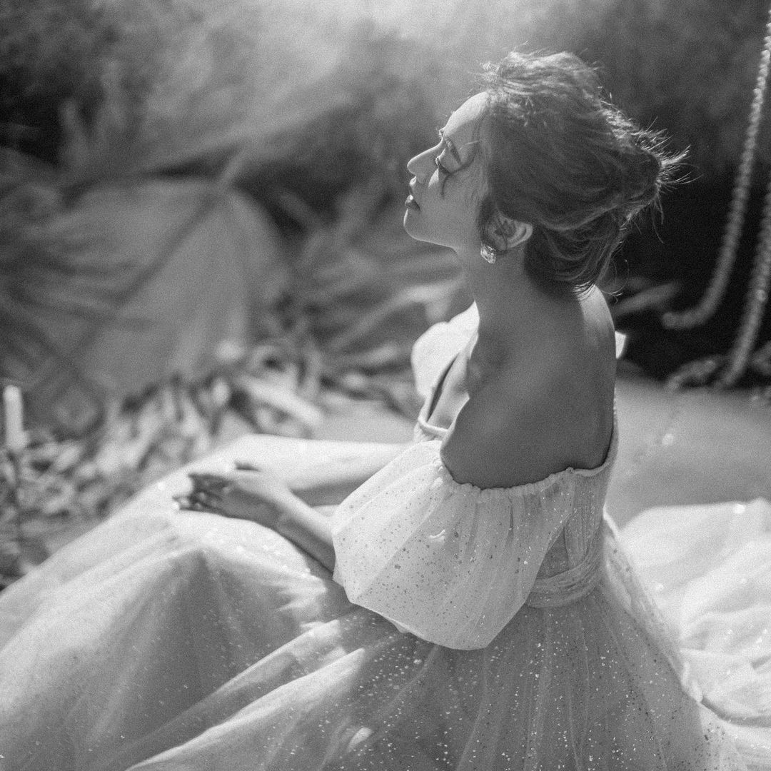 朱千雪深夜於IG上分享一張黑白婚紗照。