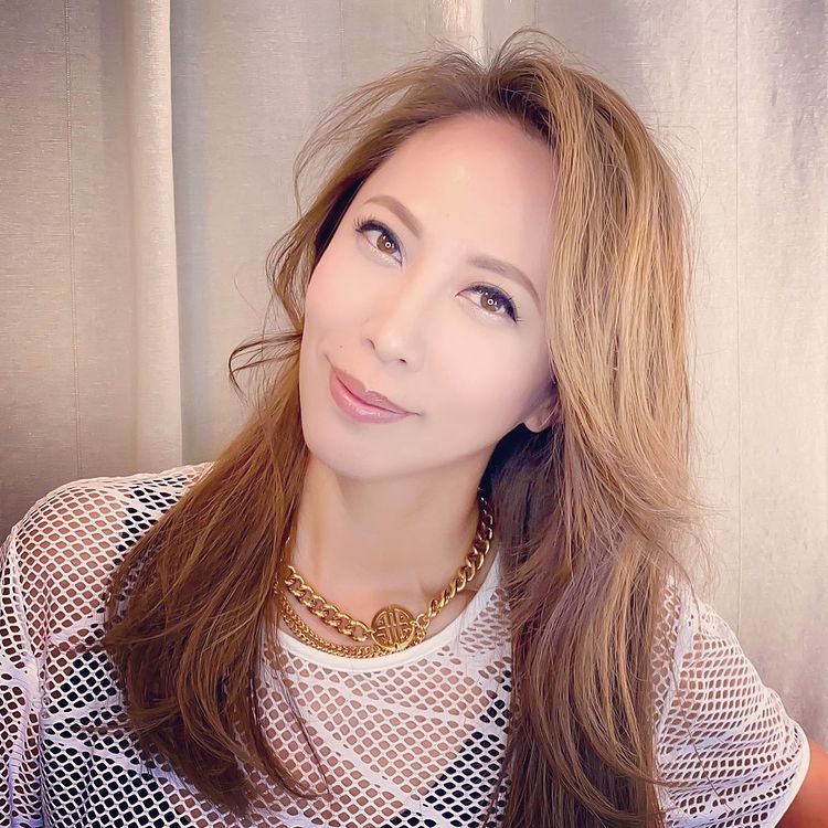 曾為TVB九十年代處境劇《真情》獻唱主題曲《無悔愛你一生》的歌手李樂詩