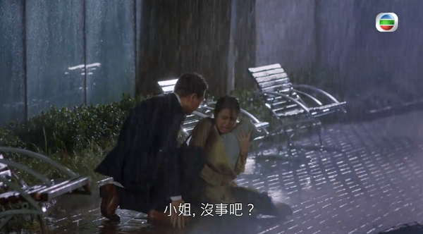姜麗文冒著風雨抱BB入醫院。