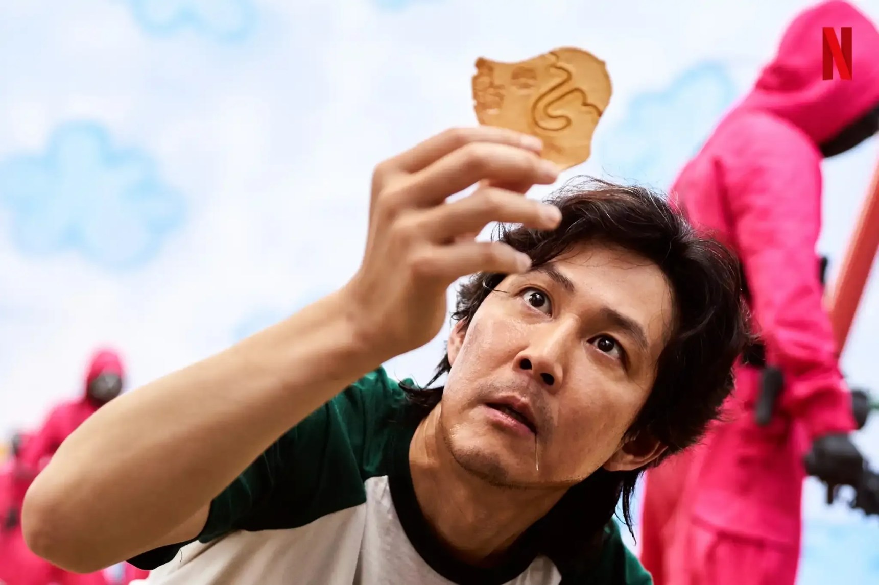 李政宰在《魷魚遊戲》中飾演成奇勳在椪糖遊戲中狂舔椪糖