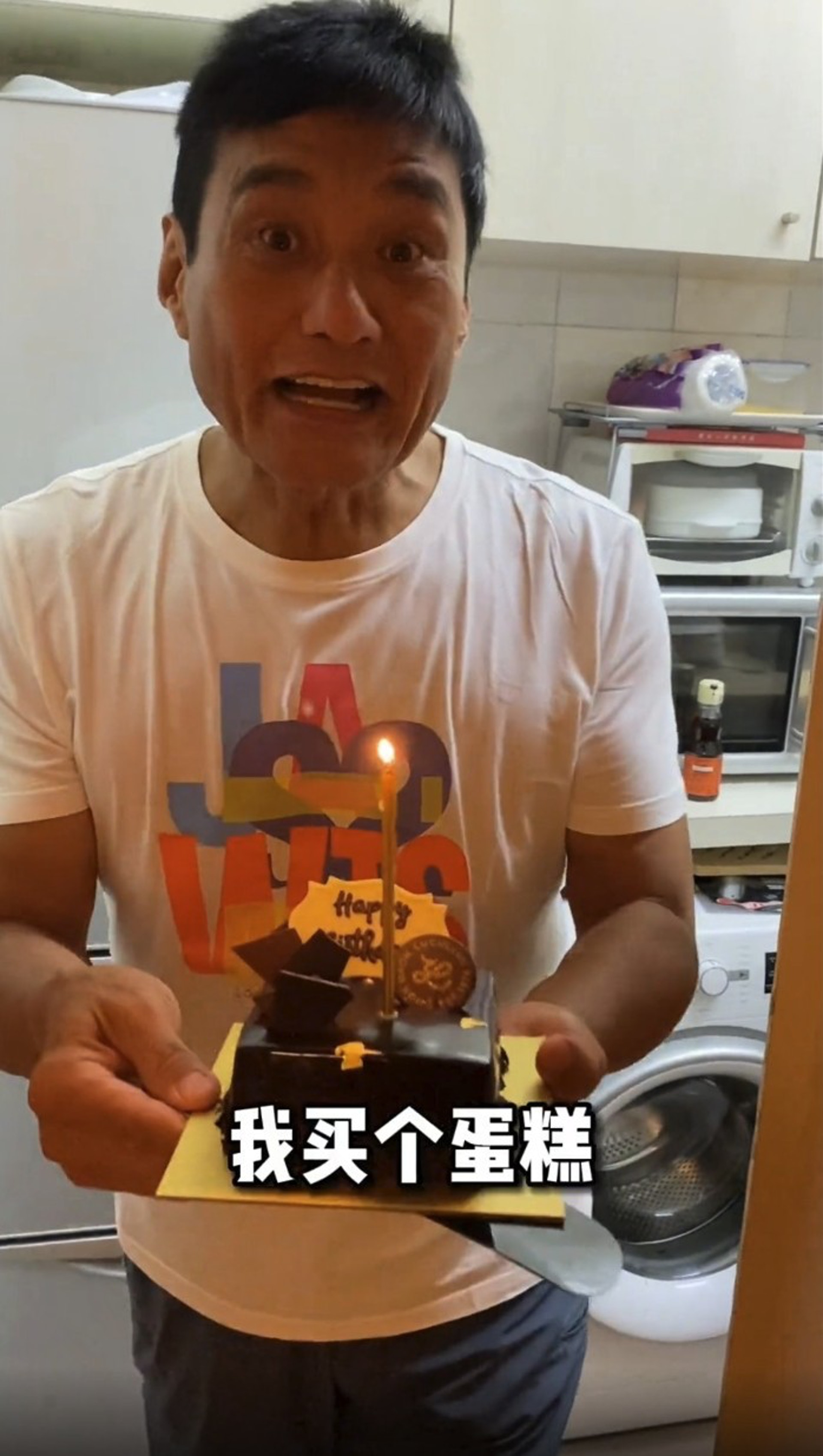 王俊棠為兒子王東泰準備生日蛋糕。