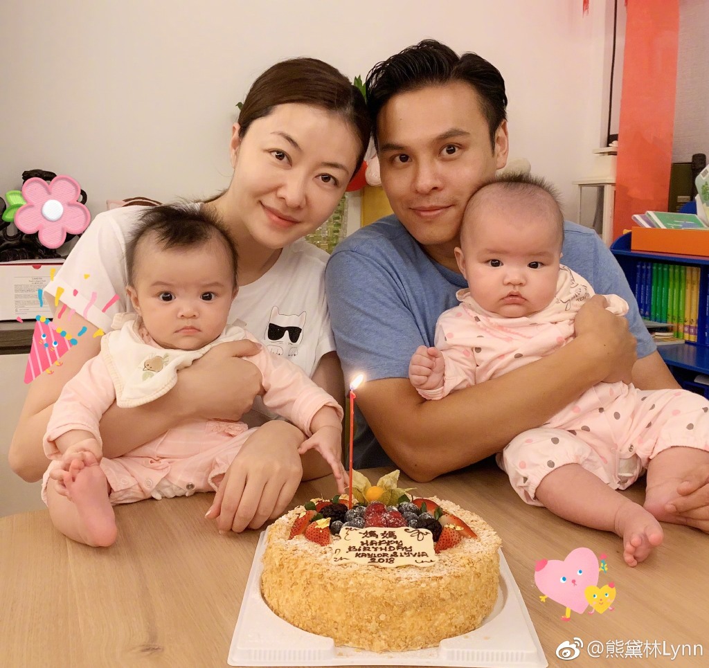 熊黛林與老公郭可頌的孖女初出生時合照。