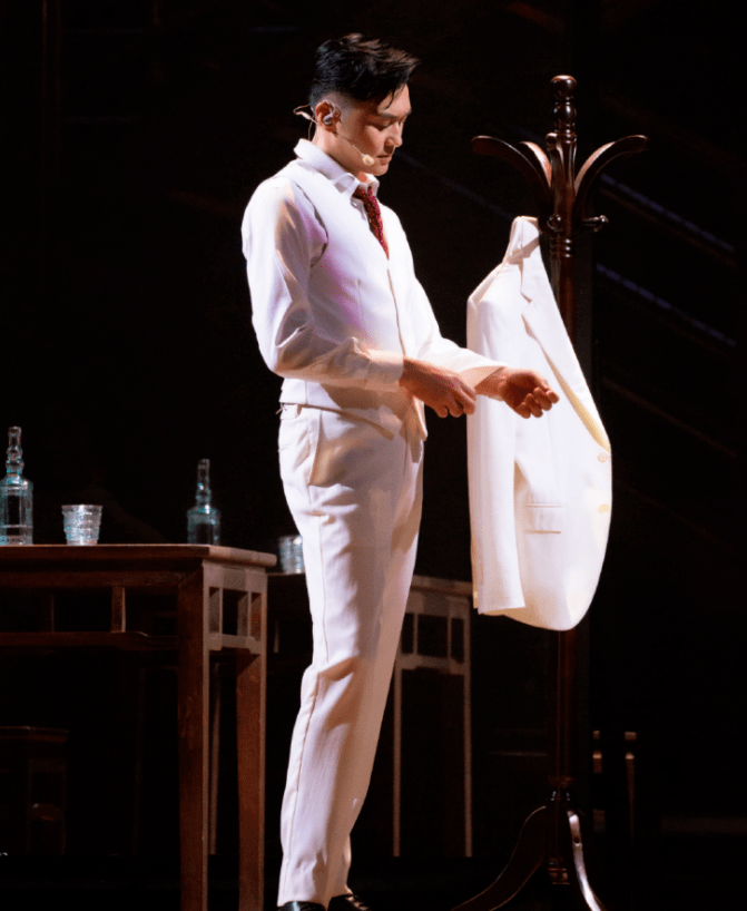 張智霖身穿一套白色西裝全身散發翩翩公子的氣質