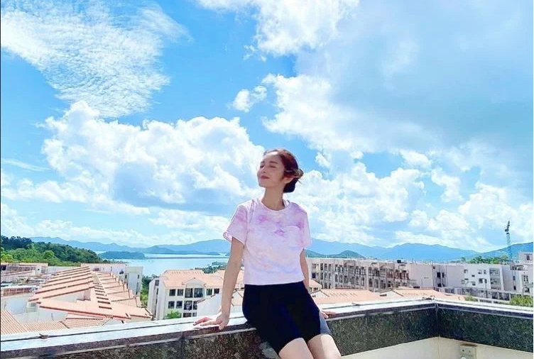 家中的天台景色怡人可看到周圍全是獨立屋