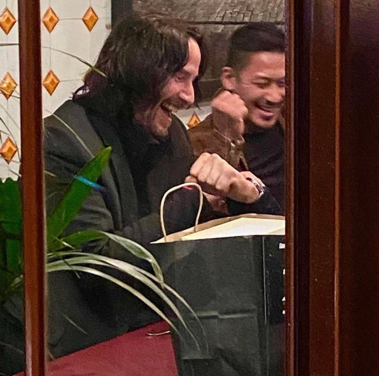 奇洛李維斯(Keanu Reeves)狀甚開懷。