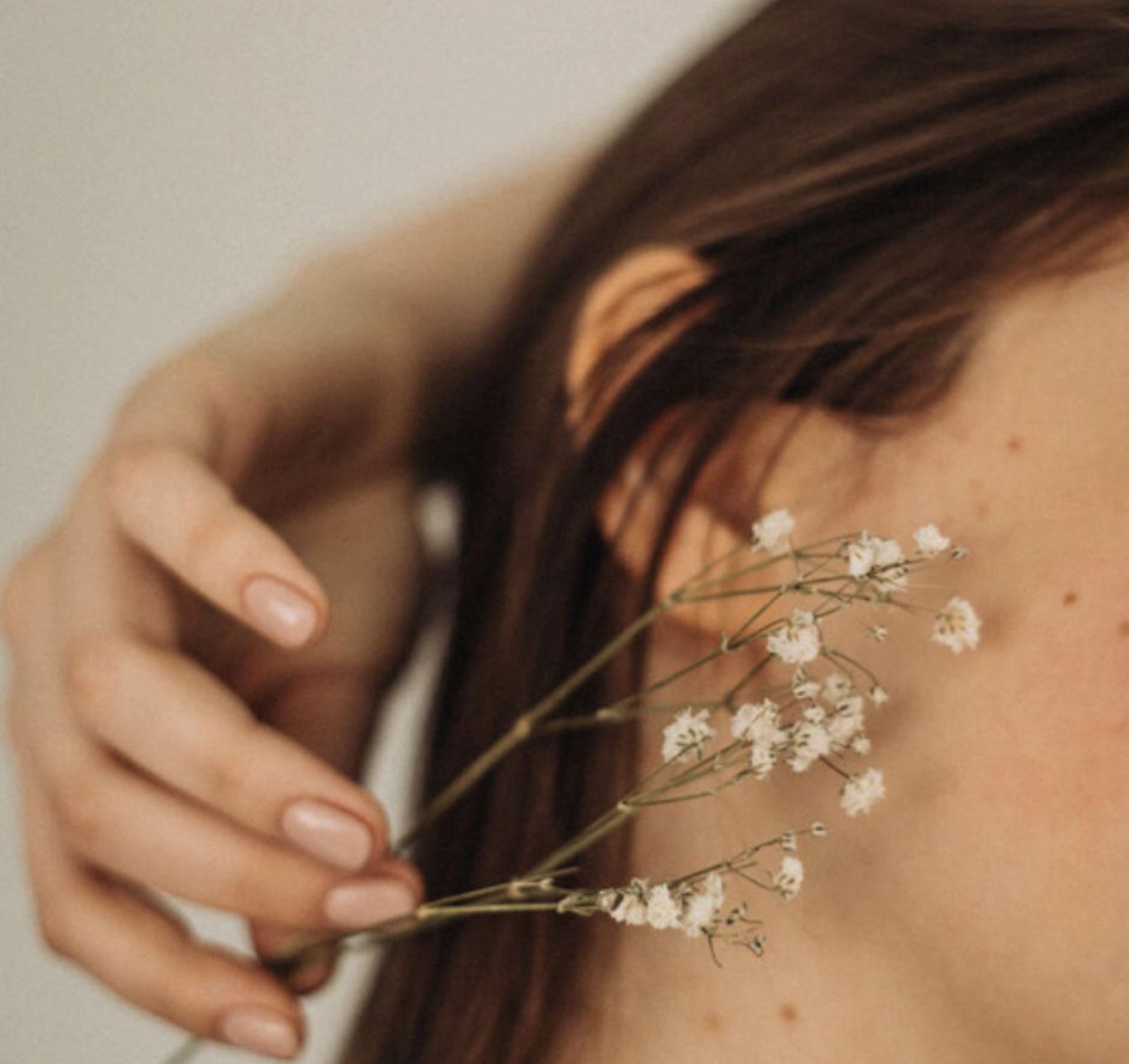 肌膚難以適應飄忽的氣候，令皮膚出現水油失衡的情況