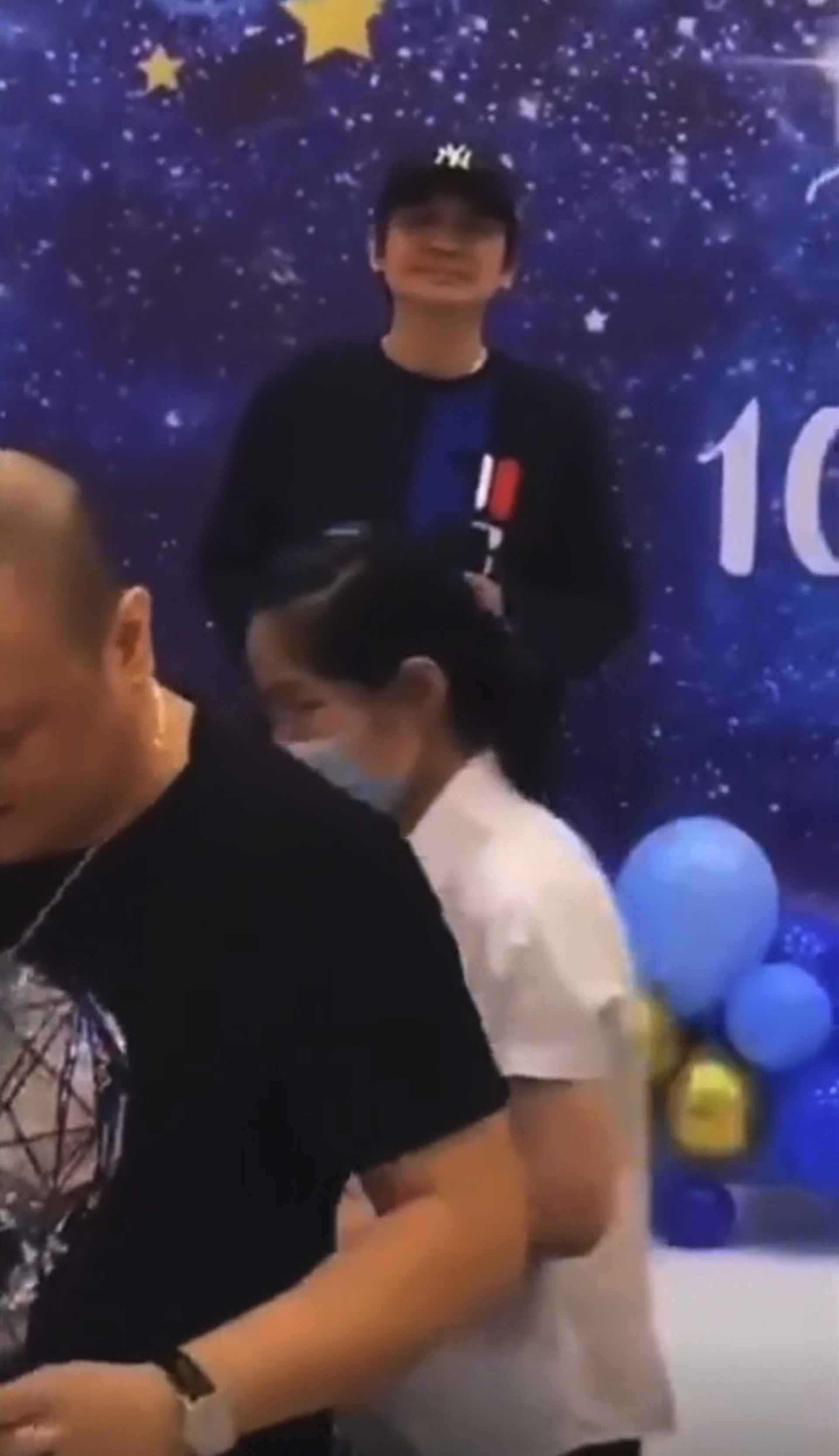 葉世榮在台上落力獻唱Beyond歌曲但台下觀眾沒有認真聽他獻唱