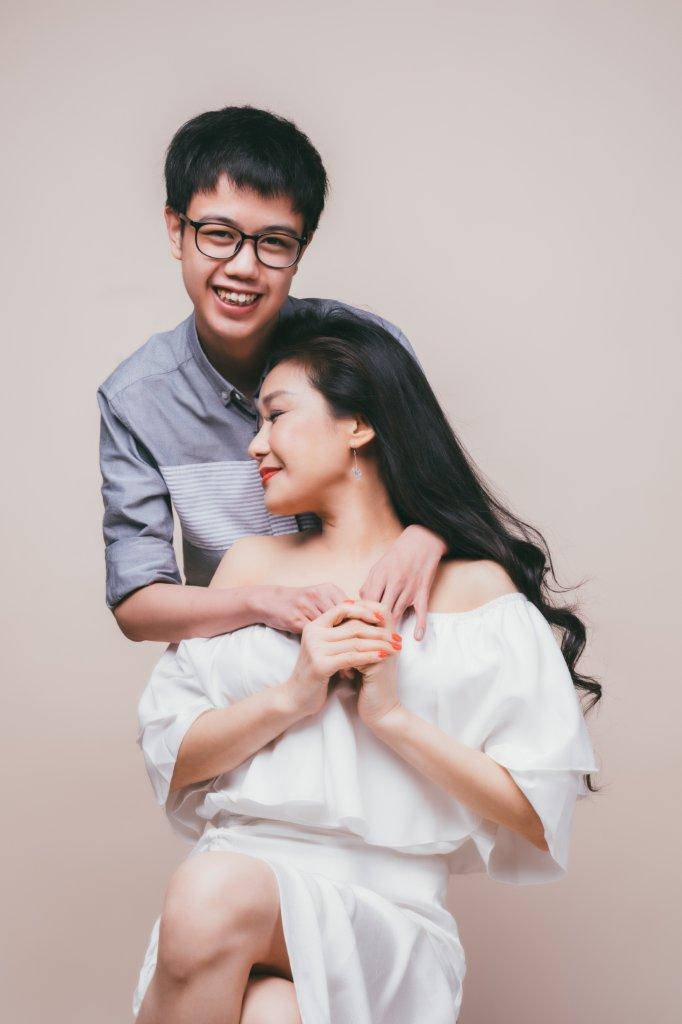 張慧儀兩母子做慈善