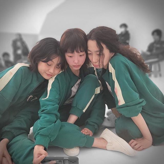 《魷魚遊戲》「韓美女」金姝怜與「姜曉」鄭浩妍與「智英」玩自拍