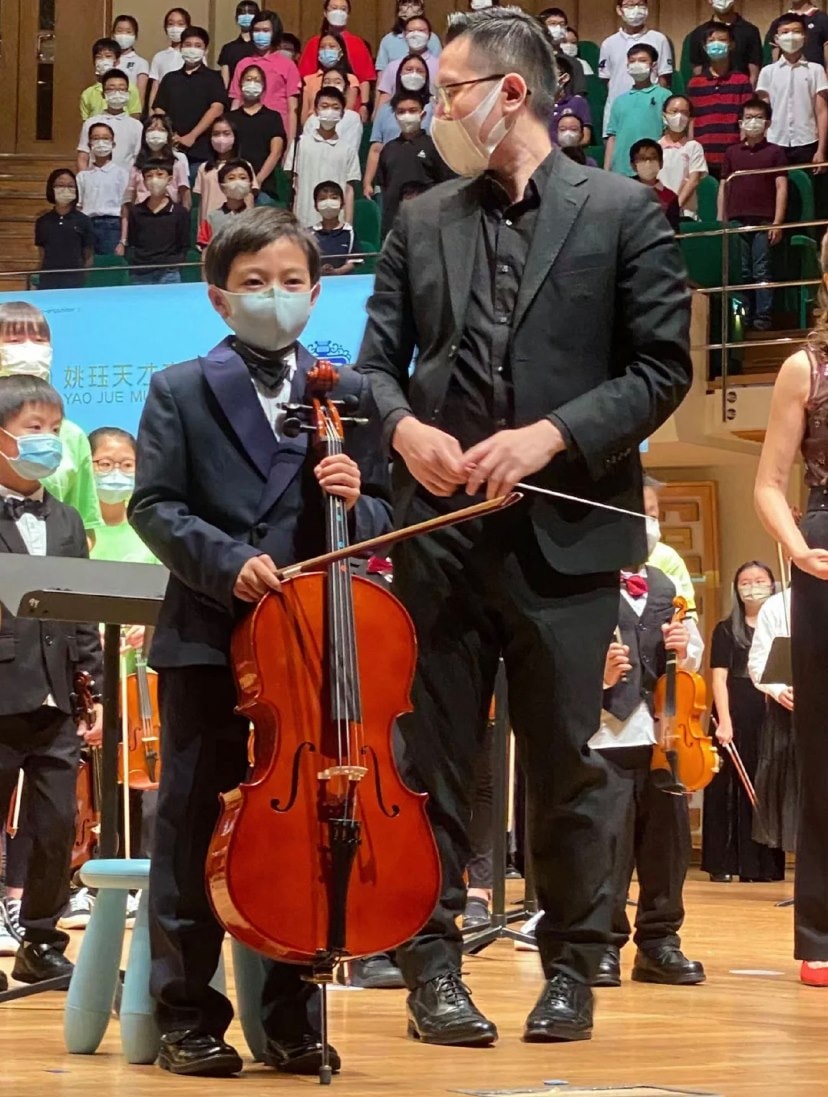 郭晶晶霍啟剛的大仔霍中曦在尖沙咀公開演奏大提琴