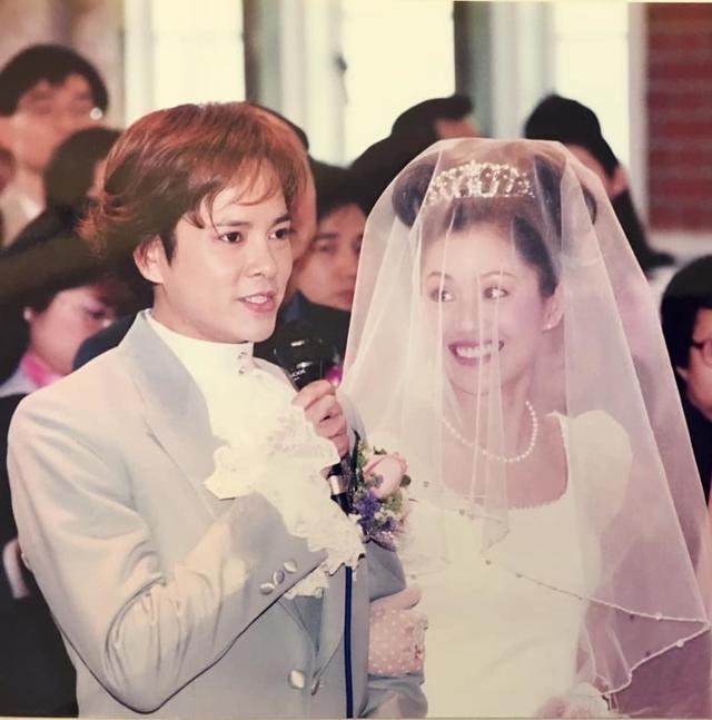 經歷長達8年的愛情長跑後於2000年正式結婚