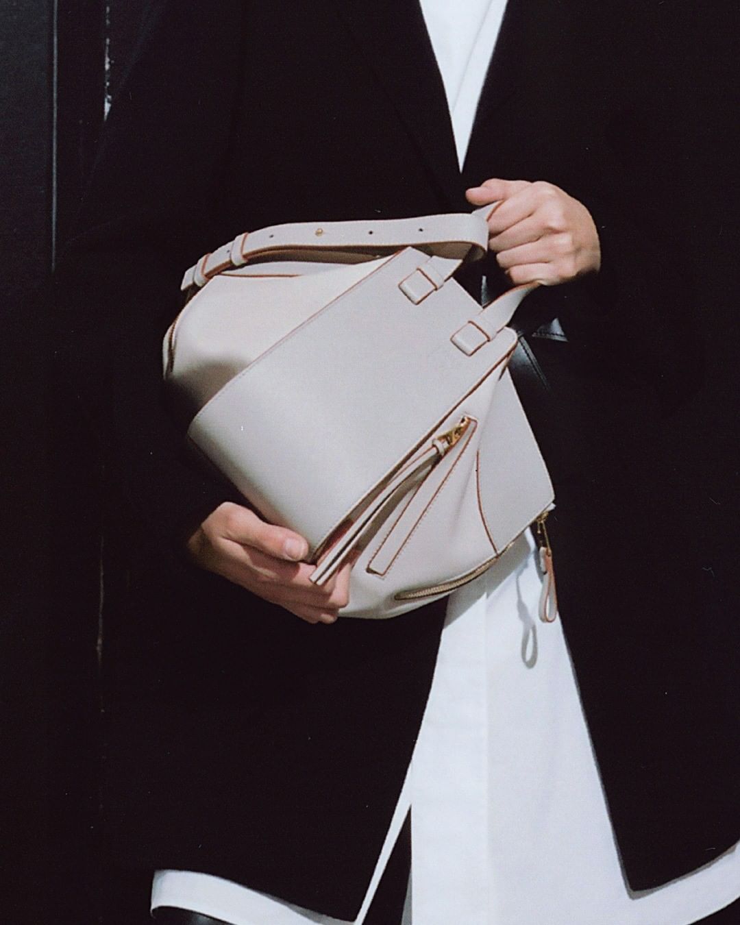LOEWE Hammock有另一個小別號「吊床包」
