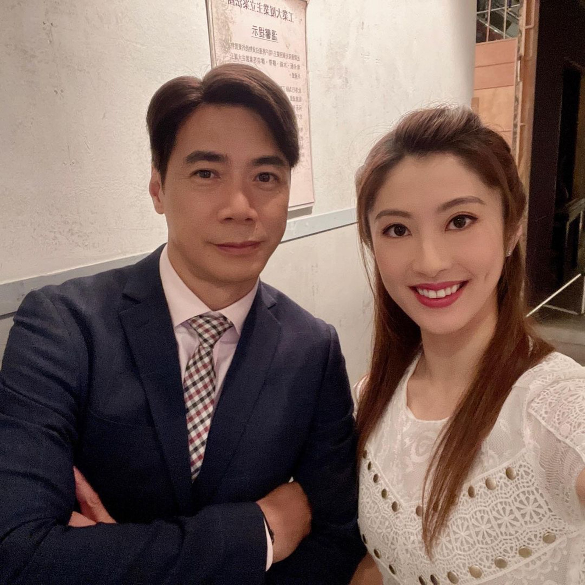 謝芷倫與一眾《愛回家》演員合照。