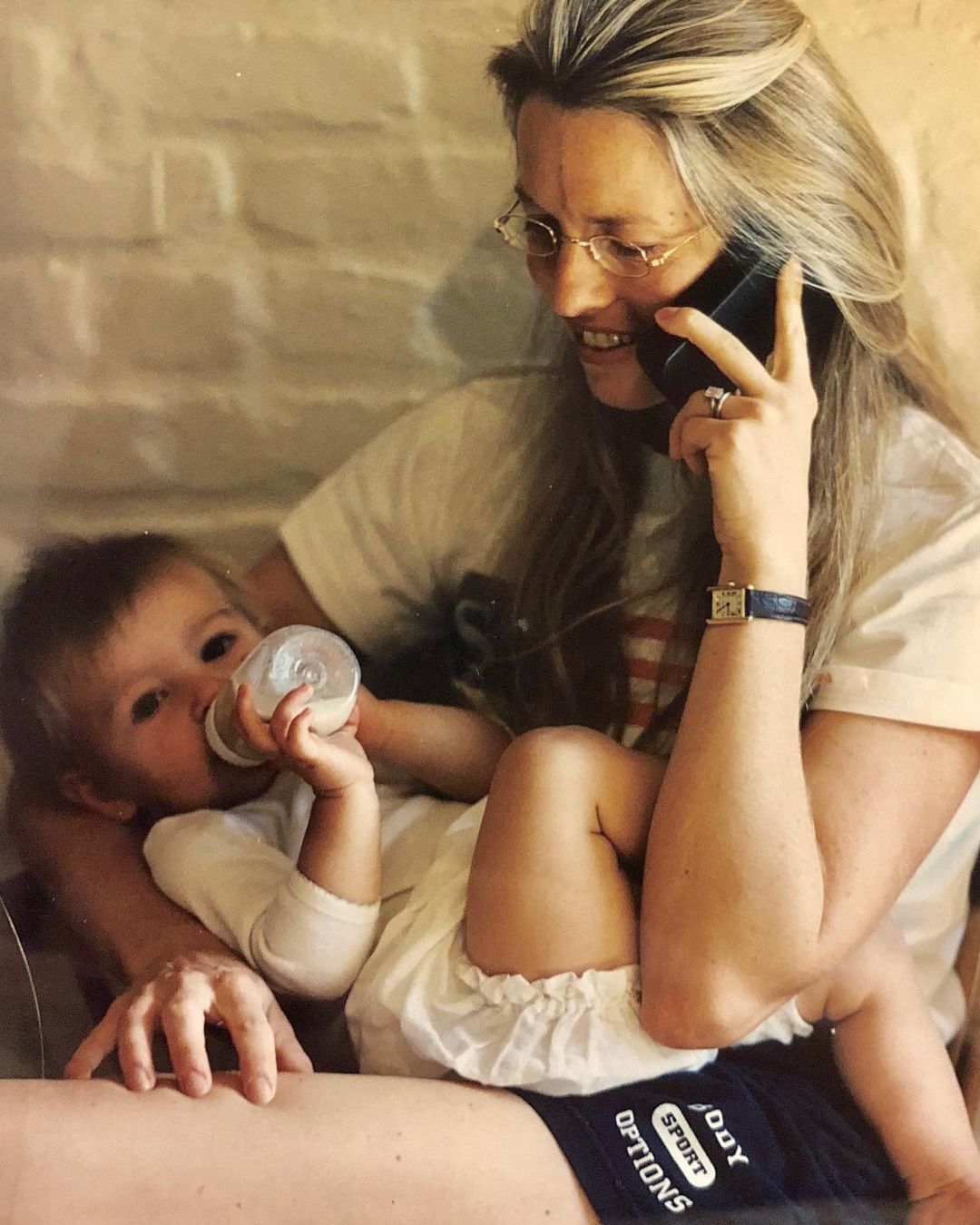 Laurene Powell Jobs照顧年幼女兒的照片。