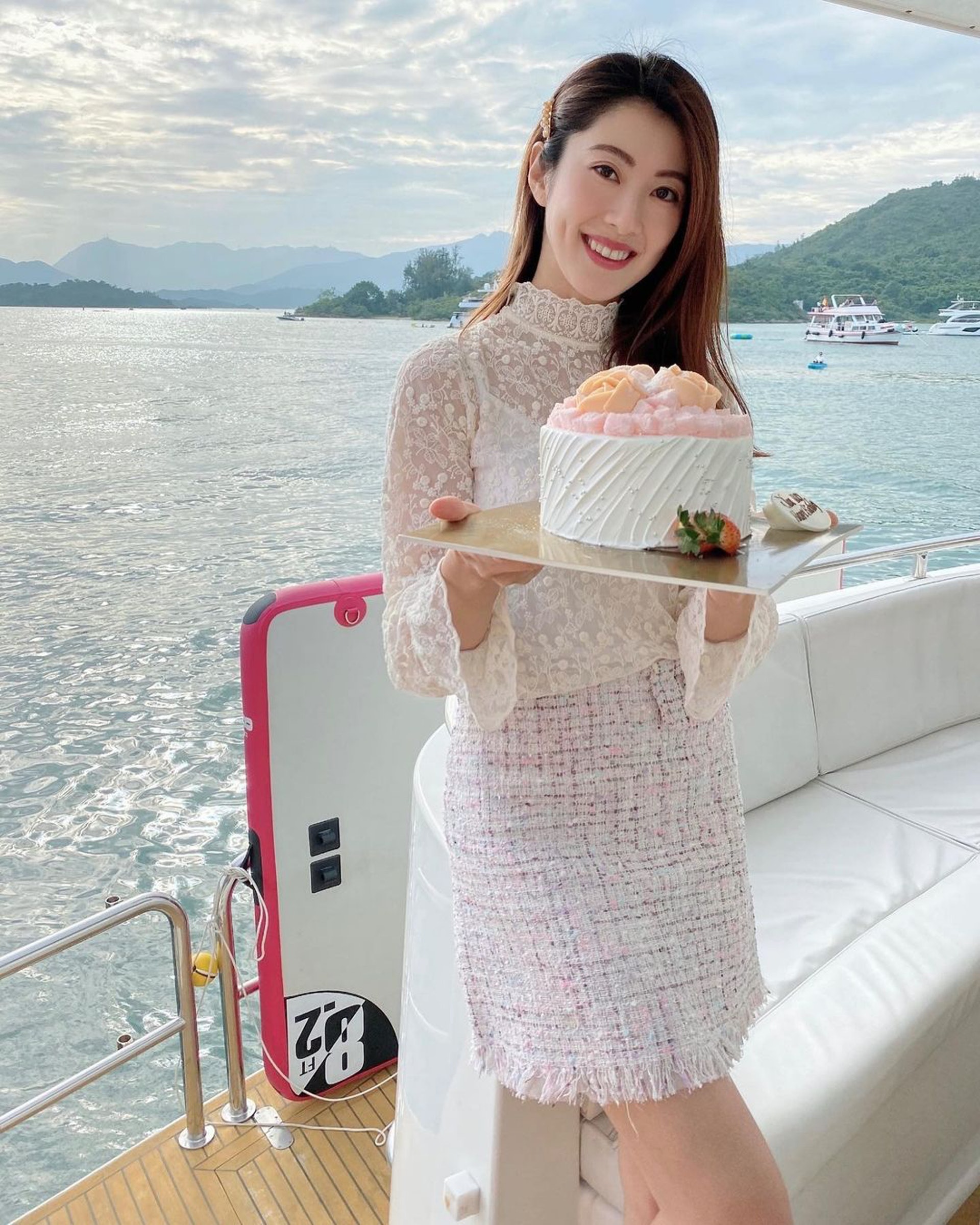 謝芷倫在遊艇上食生日蛋糕。
