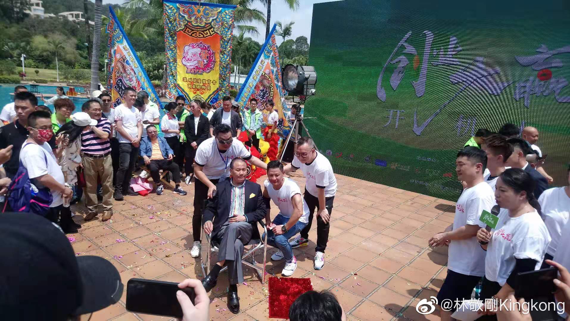 跪地拜萬梓良為師