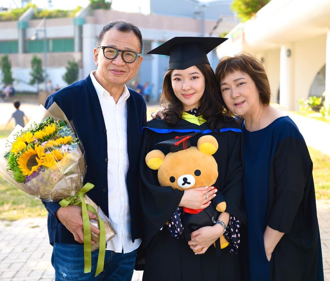 許紹雄一家在女兒許惠菁畢業典禮的合照。