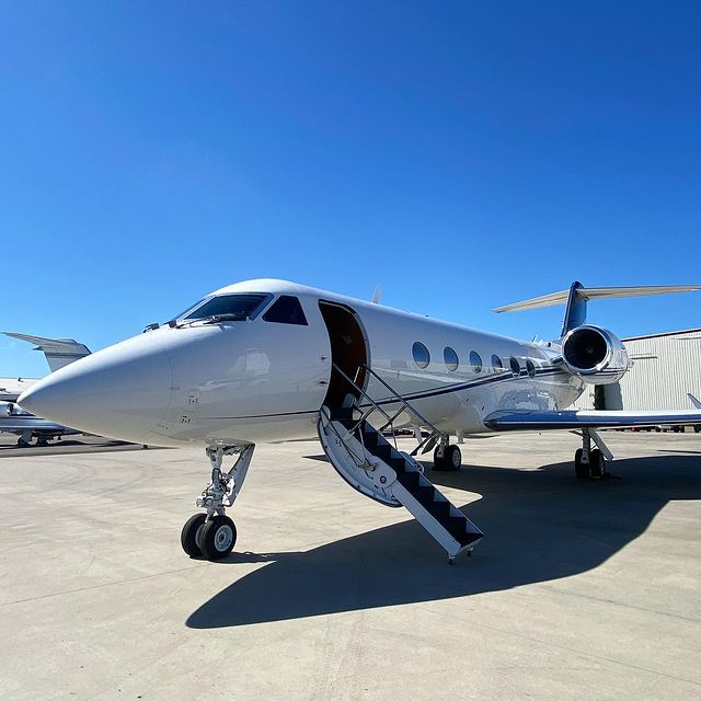 陳冠希包私人飛機帶全家人度假
