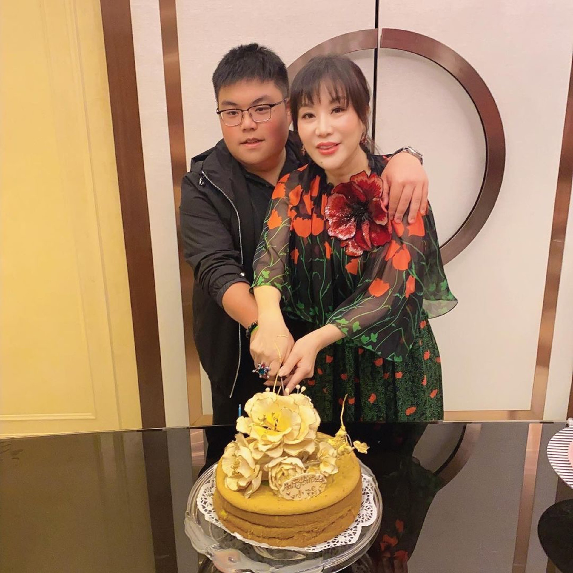 兒子原本在英國劍橋留學,但因為疫情而返回香港