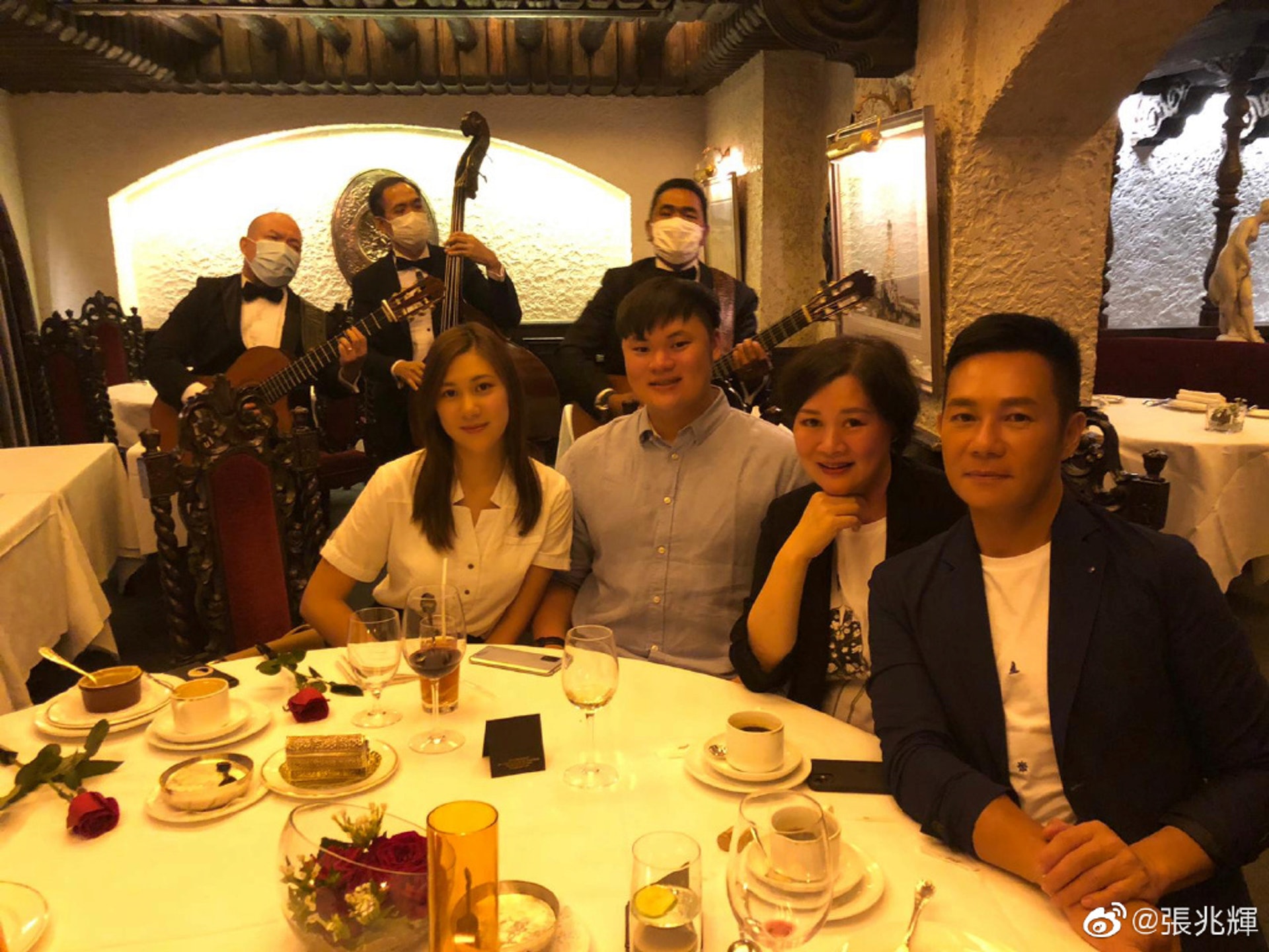 張兆輝一家四口好幸福。