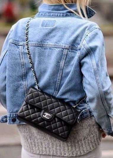 Chanel Classic手袋外型同Chanel 2.55手袋差異不大。