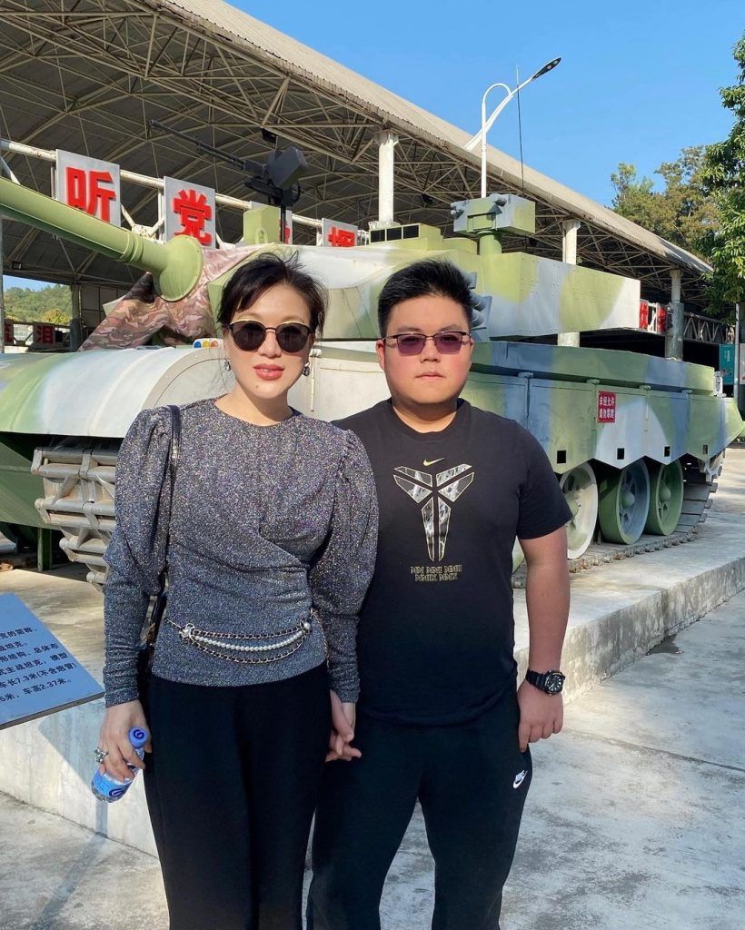 現年64歲的呂良偉與太太楊小娟結婚20年依然恩愛如初,兩人育有一子呂善揚