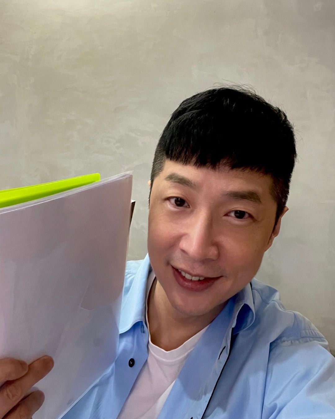 馬浚偉也並未在學業上就此止步，隨後又曬出香港浸會大學的入學通知書