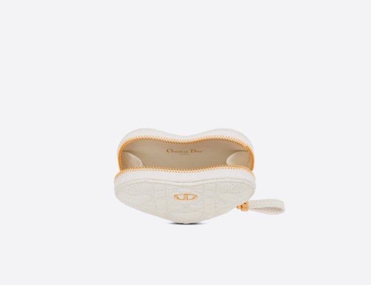 Dior Caro心形小袋以奶白色小牛皮製成。
