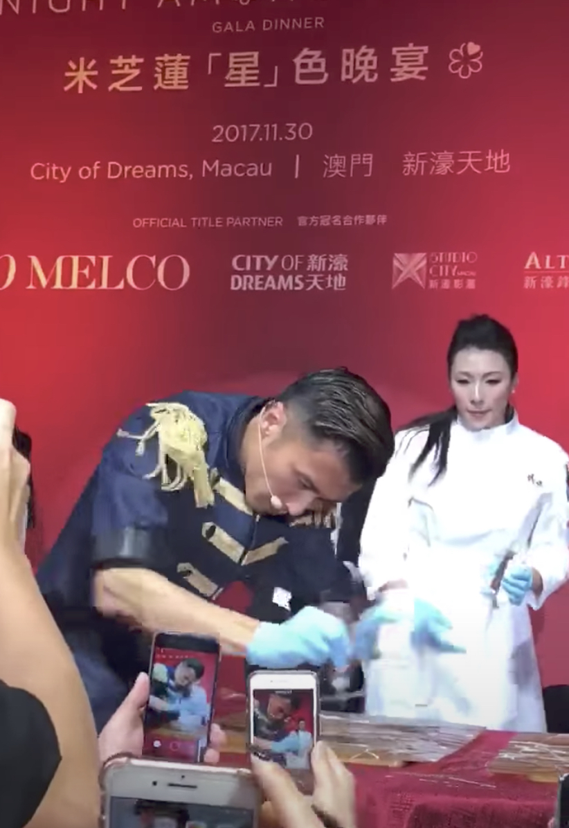 站在霆鋒身邊的便是Hilda