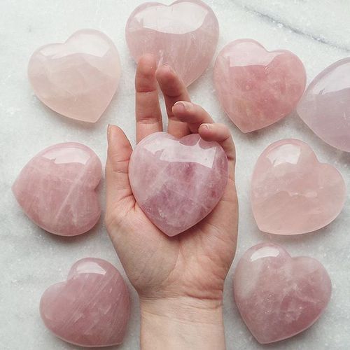 粉晶是招桃花的水晶。